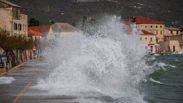 Olujno jugo u Kaštel Starom