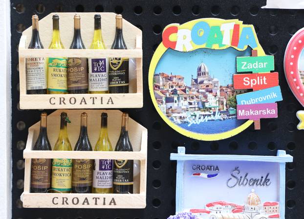 Šibenik: Ponuda suvenira u suvenirnici