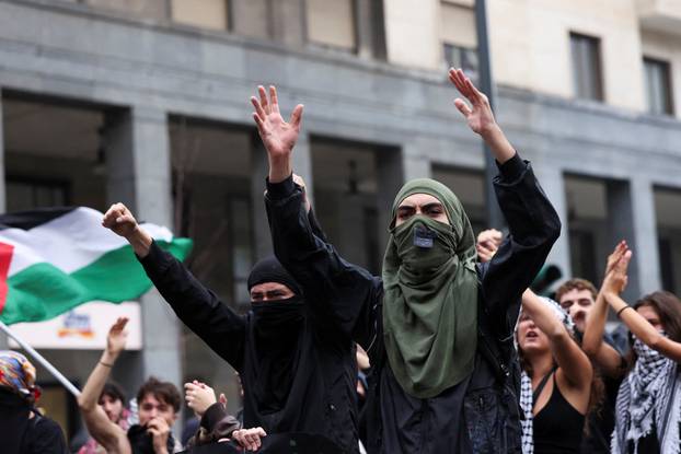 USB union holds nationwide strike, "Let's Block Everything," in solidarity with Gaza, in Milan