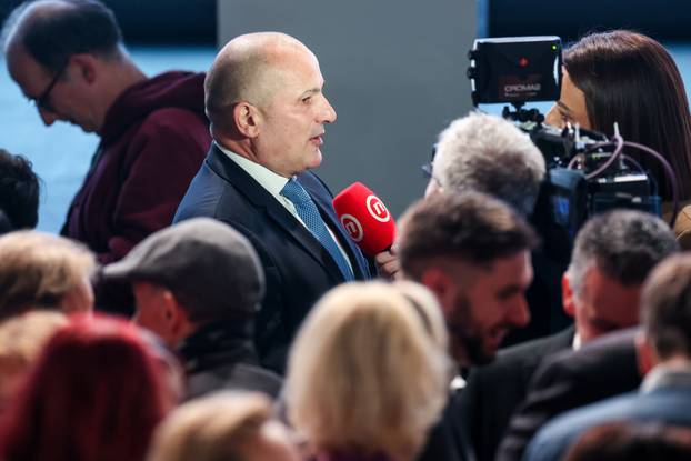 Zagreb: Slavlje u izbornom stožeru Zorana Milanovića nakon rezultata prvih izlaznih anketa