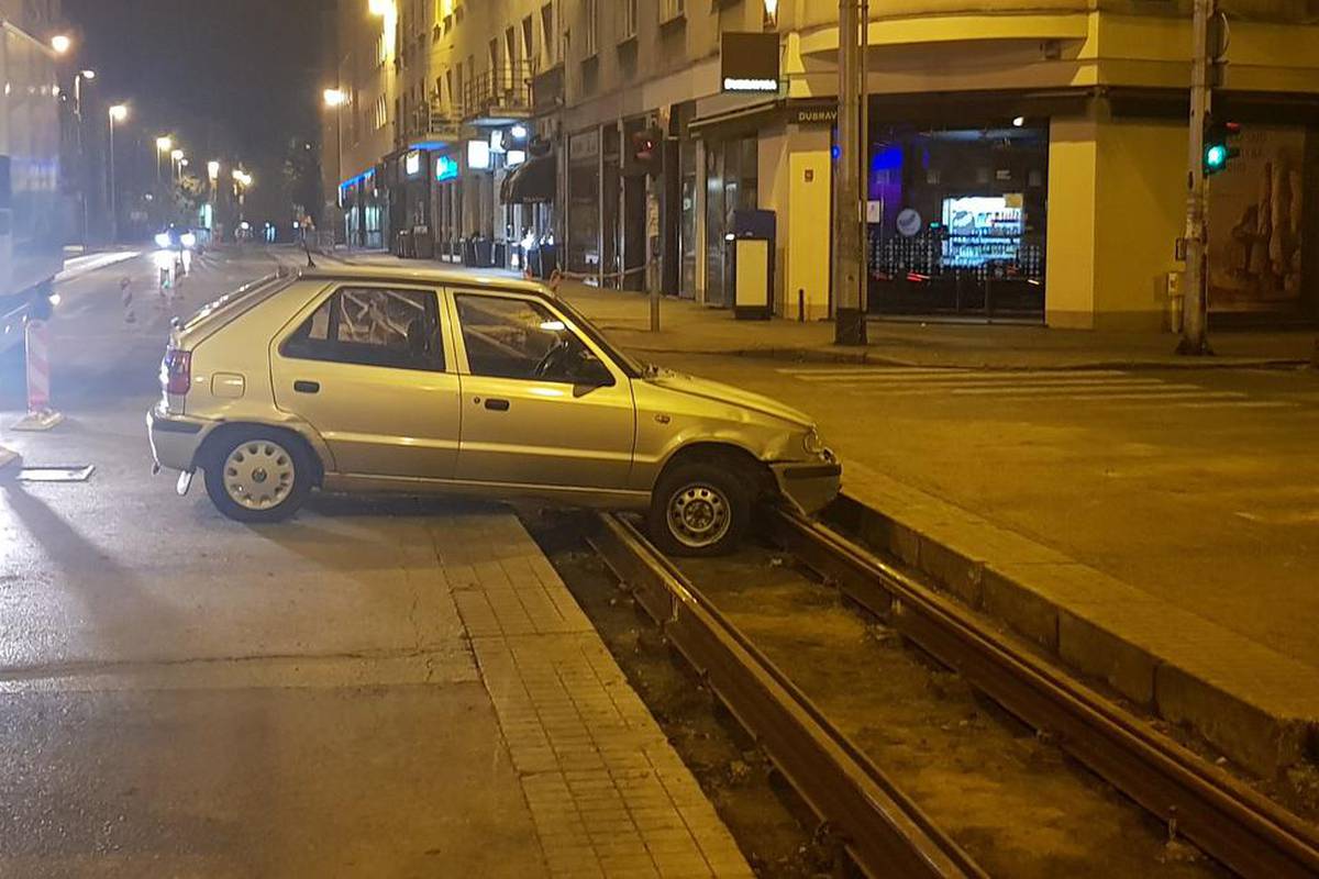 Zagreb: Auto na tračnicama