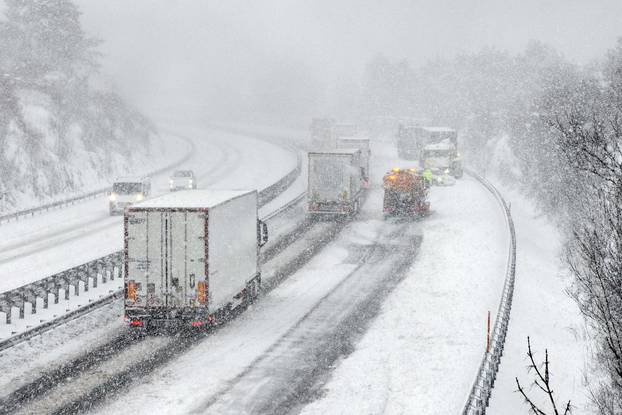 Snježni uvjeti na autocesti Ljubljana - Postojna