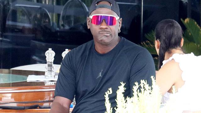 Šibenik: Michael Jordan uživa na jahti O'Pari uz cigaru i društvo supruge Yvette