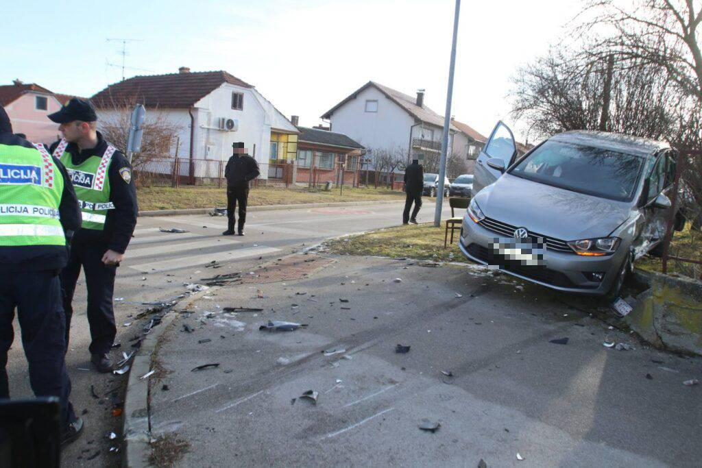 VIDEO Krš i lom u Koprivnici: Jedan auto završio u dvorištu, drugom smrskan prednji kraj