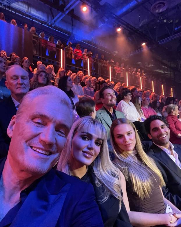 FOTO Glumac iz Rockyja oženio skoro 40 godina mlađu: Skinula se u bikini i pokazala obline...