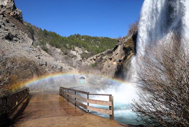 Knin: Slap Kr?i?, poznatiji kao Topoljski buk ili Veliki buk ukrašen dugom