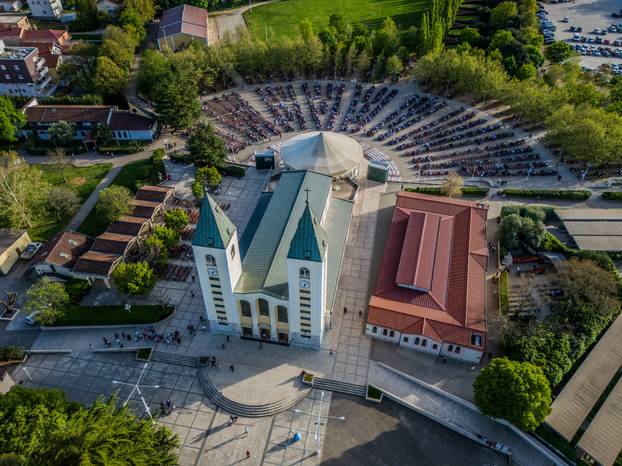Međugorje: Poslijepodnevna misa ispred crkve sv. Jakova na Uskrs