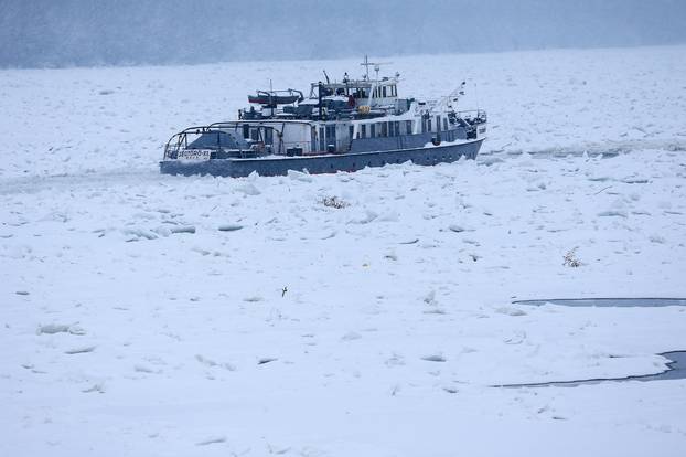 2017. Dunav se zaledio, Hrvati pozvali ma?arske ledolomce u pomo?