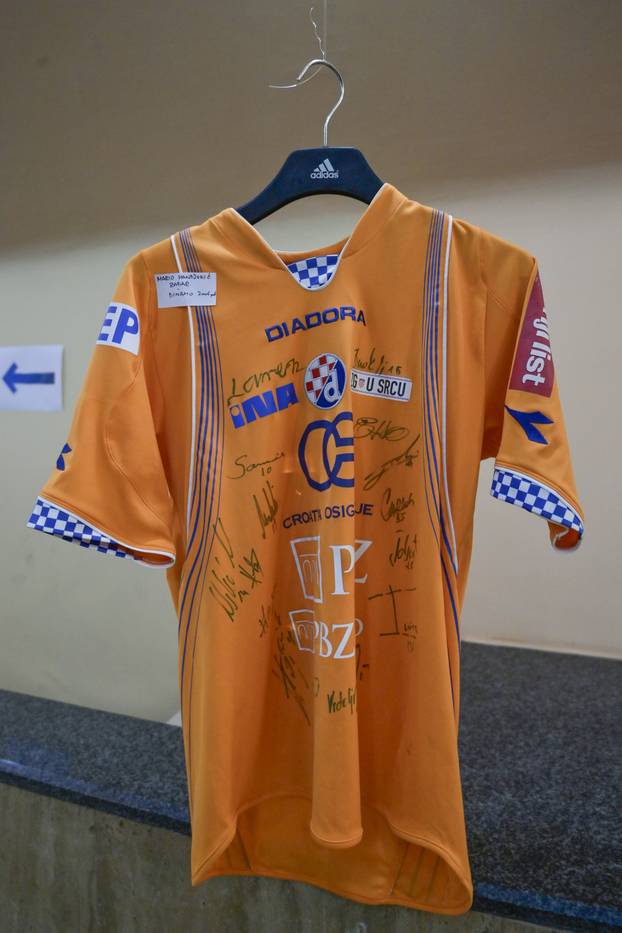 Zagreb: Izložba starih Dinamovih dresova u Ciboni