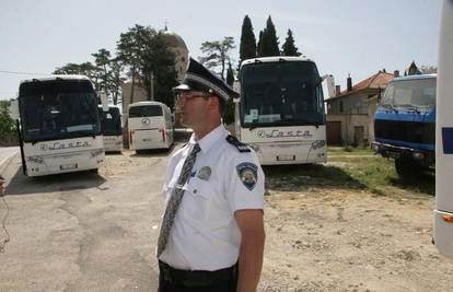 Benkovac: Kamenovali dva autobusa glasača iz Srbije 