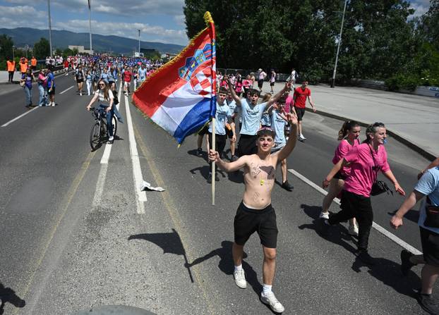 Zagreb: Maturanti preko Mosta slobode uputili se prema Bundeku