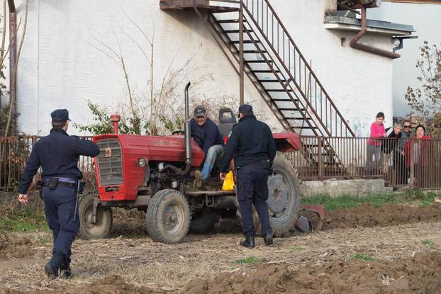 Zagreb: Parkirali na privatnom zemljištu, vlasnik izorao zemljište i ljudi sad ne mogu izaći autima