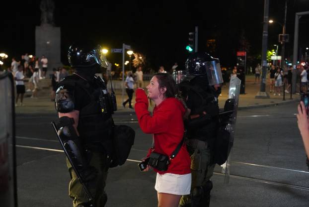 Beograd: Žandarmerija je uništila blokadu kod Strojarskog fakulteta i krenula prema Pravnom