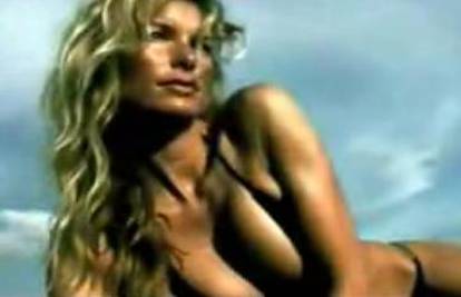 Supermodel Marisa Miller trčkara polugola po plaži