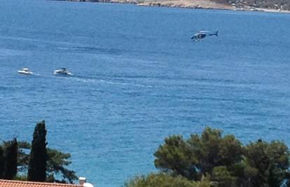 Policijski helikopter ulovio je gliser koji se vozio blizu obale