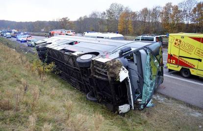 Na autocesti se prevrnuo bus pun djece, poginuo dječak (5)