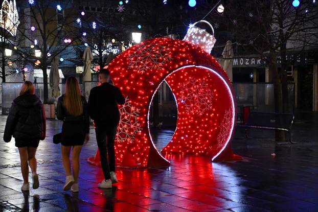 FOTO Zagreb, Split, Osijek, Sl. Brod, Vodice i ostali. Pogledajte adventsku čaroliju, ali i gužvu!
