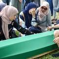 Tuga i molitva u Potočarima: Obitelji se opraštaju od žrtava strašnog pokolja u Srebrenici