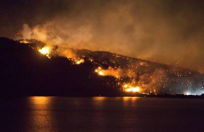 U Kanadi tisuće bježe od razornih šumskih požara