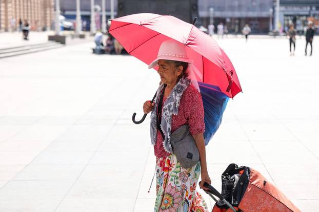 Zagreb: Zbog velikih vrućina građani potražili spas u hladu 