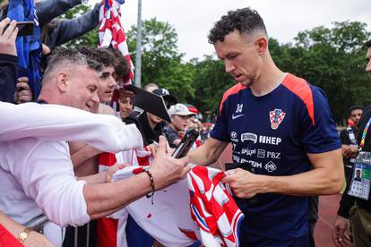 VIDEO Panika zbog Perišića: Ostao je ležati nakon duela! Jedan 'vatreni' napustio trening