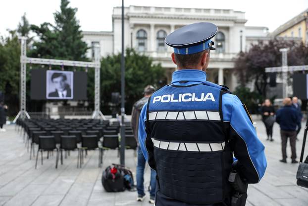 Sarajevo: Dolazak uzvanika na komemoraciju za Halida Bešlića u Narodno pozorište 
