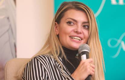 Ella Dvornik nasmijana u zagrljaju tajanstvenog čovjeka: 'Život u zadnje vrijeme...'