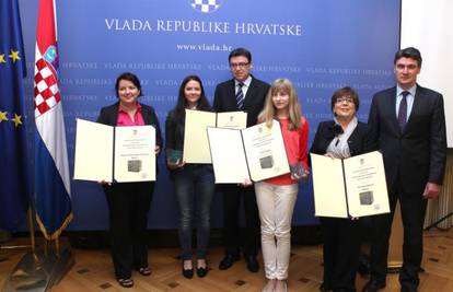 Nagrada Luka Ritz u rukama mladih volonterki Ivone i Klare 