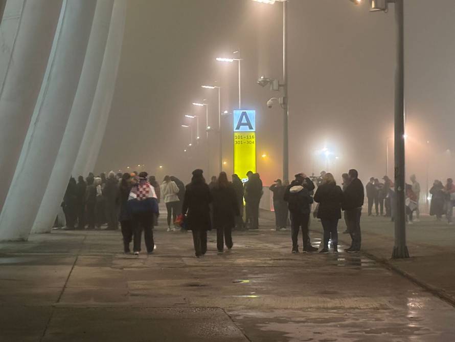 Ulazi otvoreni: Fanovi stižu na Thompsonov koncert u Areni
