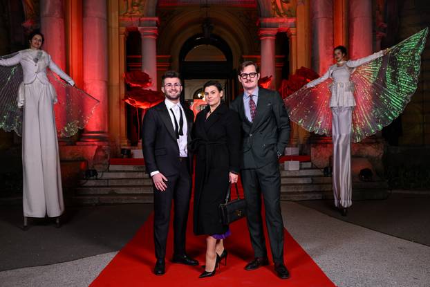 Zagreb: Dolazak uzvanika na dodjelu medijske nagrade "Večernjakova ruža" u Hrvatskom narodnom kazalištu