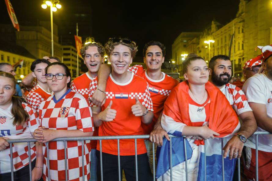 Zagreb: Navijači na na Trgu bana Jelačića prate utakmicu Hrvatska  - Portugal 