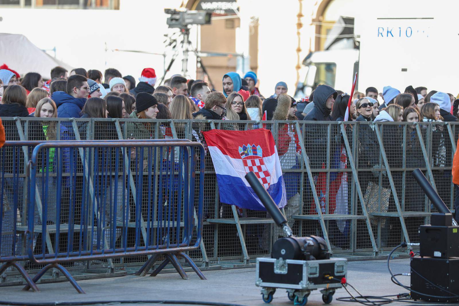 Zagreb: Najvjerniji navijači na Trgu već zauzeli mjesta za doček Vatrenih