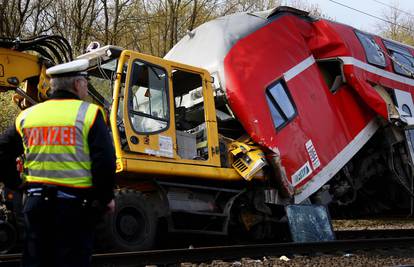 U Njemačkoj se sudarili  vlak i rovokopač, poginulo troje ljudi