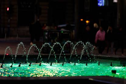 Rijeka: Povodom Dana sv. Patrika zeleno je osvjetljena fontana na Jadranskom trgu