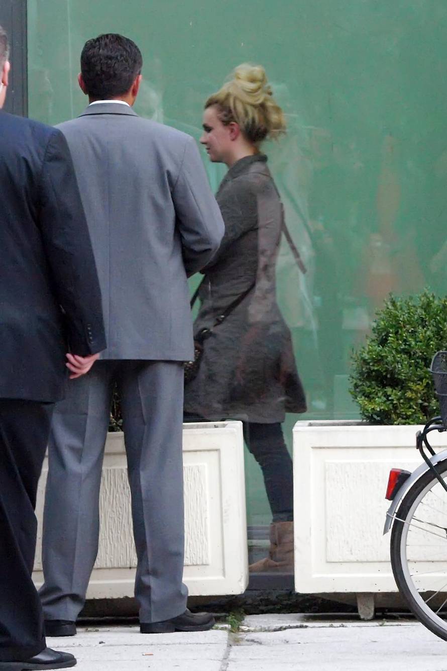 ARHIVA - 2011. Zagreb: Pjeva?ica Britney Spears u pratnji de?ka izlazi iz hotela Westin 