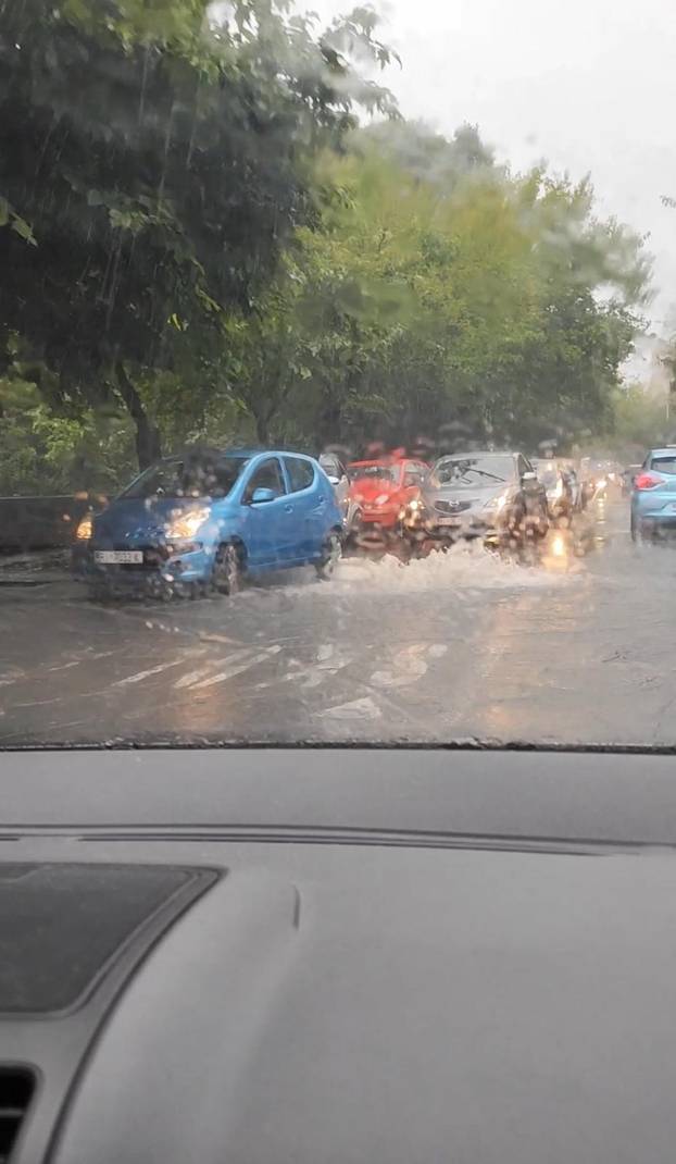FOTO Oluja je potopila Rijeku jučer! Danas novo nevrijeme. Tri regije su u narančastom alarmu