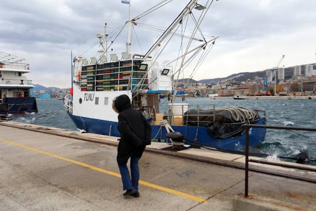 Rijeka: Olujna bura stvara valove i morsku pjenu u luci