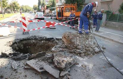 Zagreb: Cesta u Petrovoj propala 4 metra u dubinu