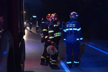 FOTO Teška noć na terenu u Zatonu: Vatrogasci i dalje gase, požar se vidi sve do Primoštena