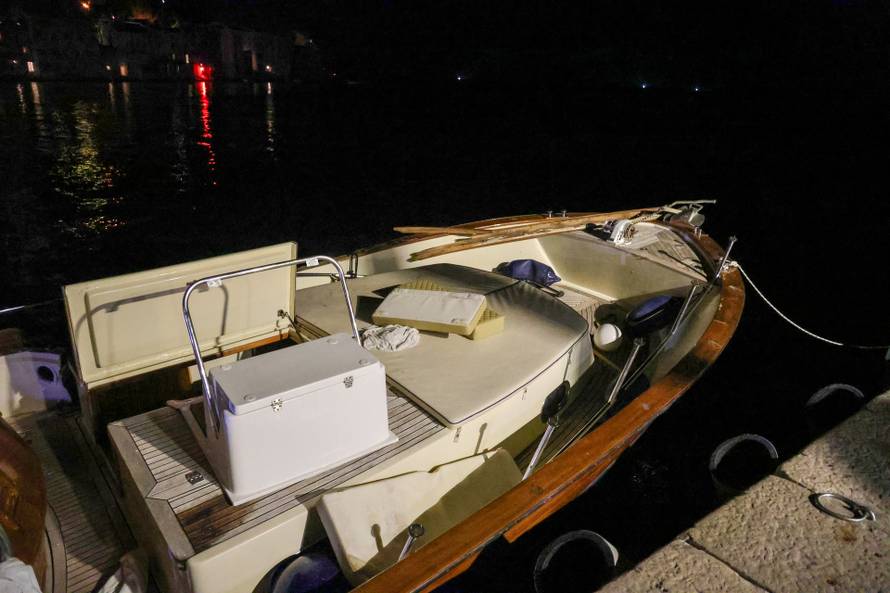 Rovinj: Gliser se zabio u rivu