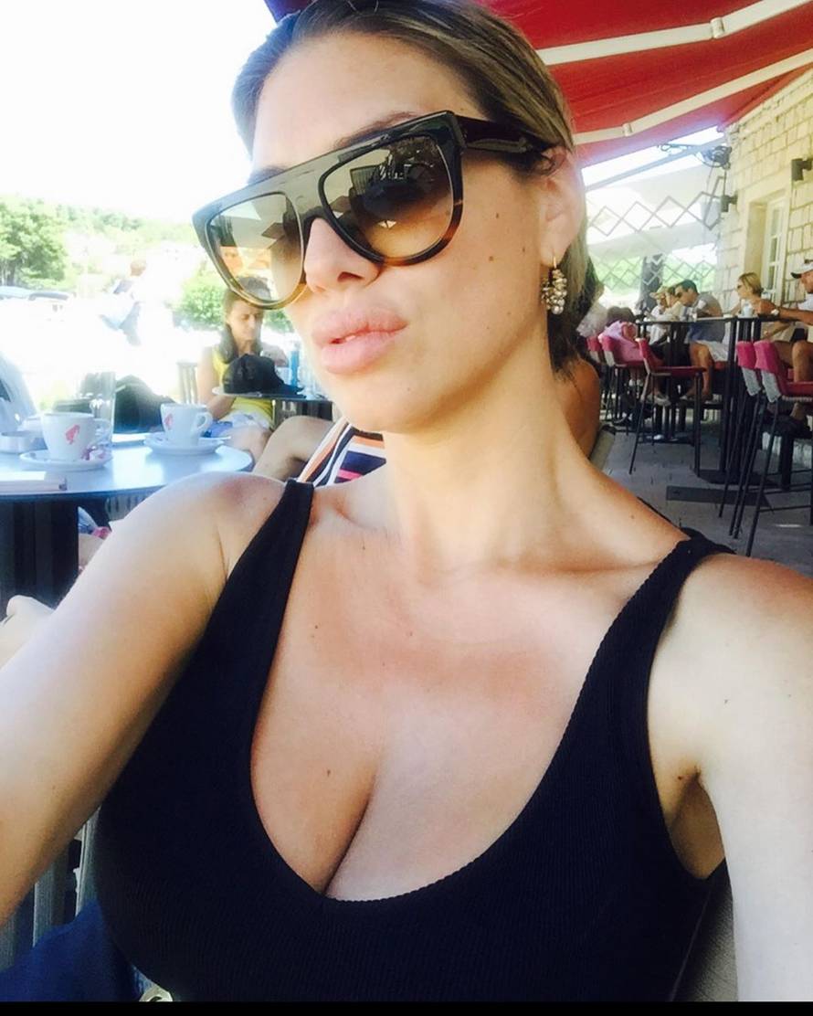 Šurjak pozirala s maskom, a pratitelje je oduševio dekolte...