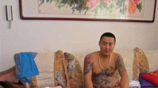 Zlatne 'lančine' i auti: Bizarne fotografije gangstera iz Kine