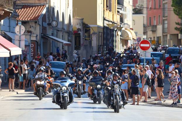 Defile motorista kroz PUlu