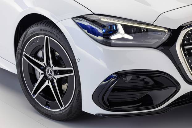 Vertraute Stärke auf einem neuen Niveau: Die neue Mercedes-Benz C Klasse bleibt sich treu – und wächst über sich hinausThe new Mercedes-Benz C-Class: Refined strength. Trusted continuity.