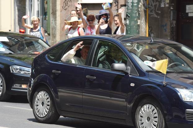 Sarajevo: Papa Franjo odlazi u svom Fordu i maše okupljenim vjernicima
