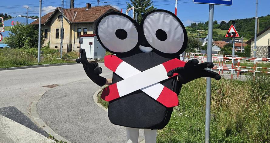 Uz žapca Andriju sigurno na putu do škole: oprez u blizini željezničke pruge!