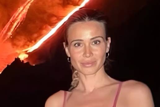 GORI SVE Znojna Diletta je bez grudnjaka pozirala na vulkanu