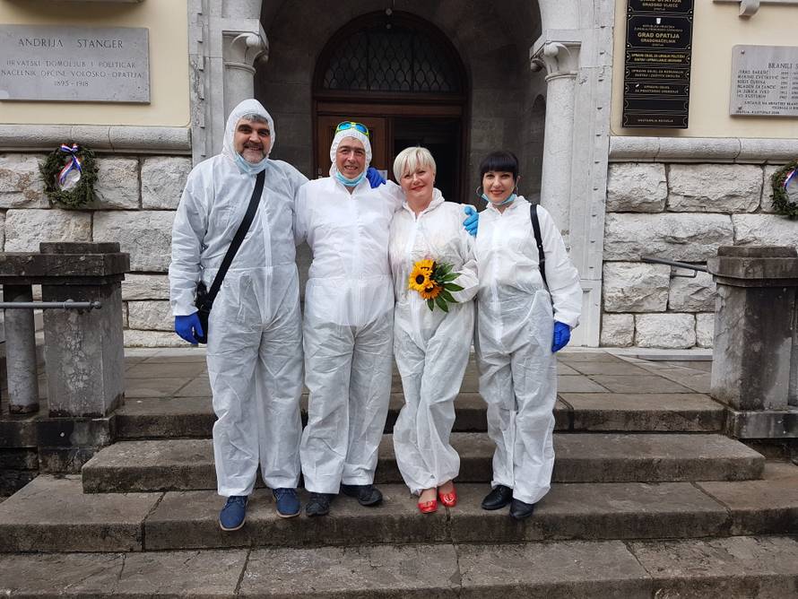 Naša svadba u skafanderima: 'Jeli smo tortu u obliku korone'
