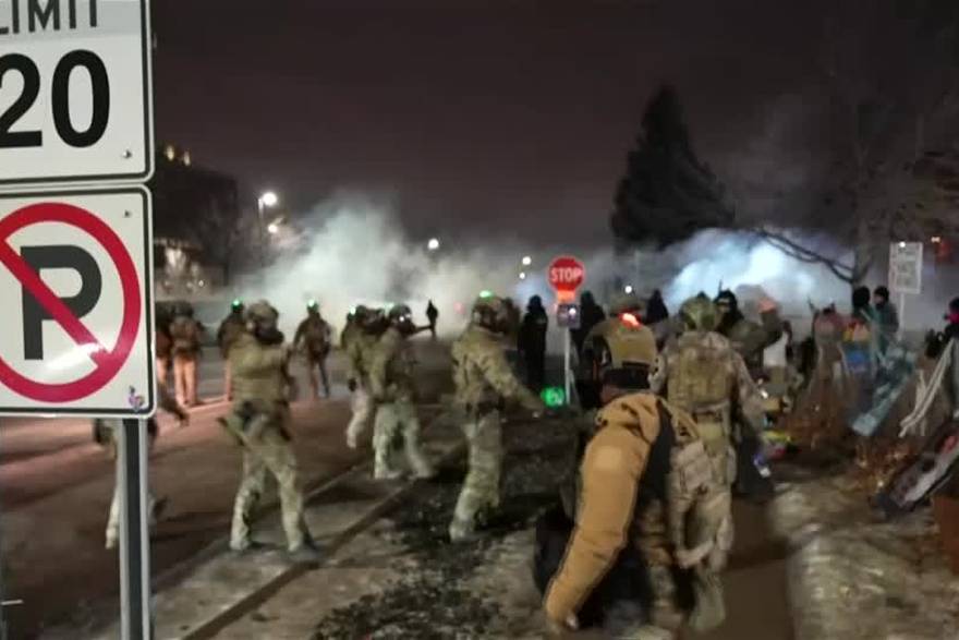 Ameri&ccaron;ke sigurnosne snage ispalile suzavac na prosvjednike u Minneapolisu