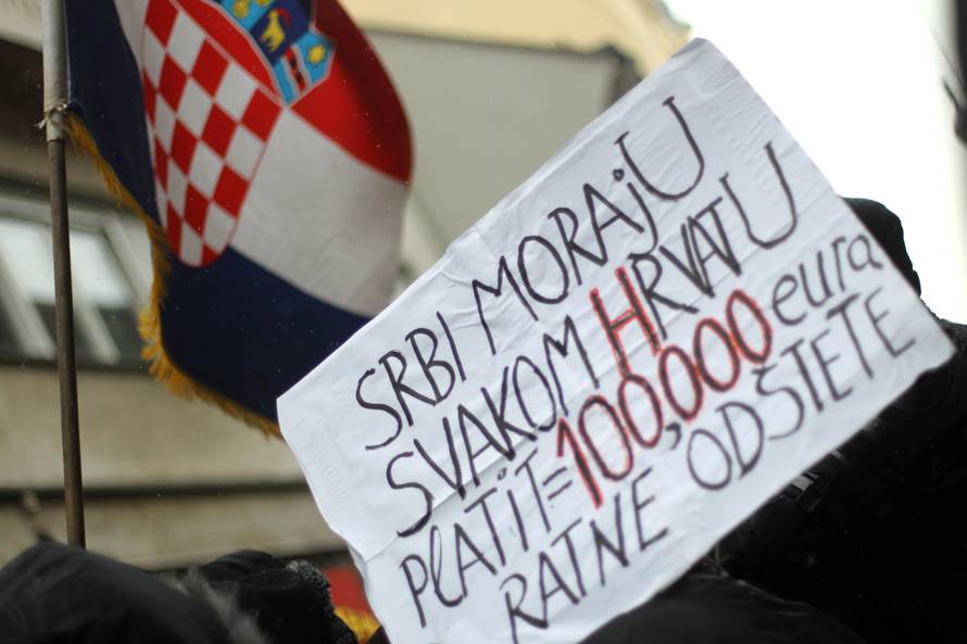 Prosvjednici došli do Kamenitih vrata, dalje ne mogu: 'Izdaja!'